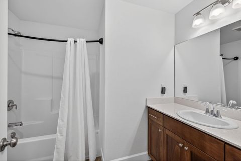 Tiny photo for 1055 NW Varnish Lane, Redmond, OR 97756 (MLS # 220212540)