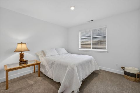 Tiny photo for 1055 NW Varnish Lane, Redmond, OR 97756 (MLS # 220212540)