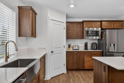 Tiny photo for 1055 NW Varnish Lane, Redmond, OR 97756 (MLS # 220212540)