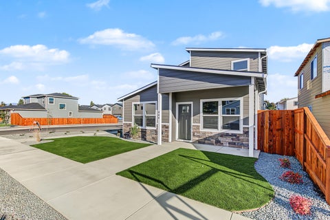 Photo of 944 Honey Bee Street, Medford, OR 97501 (MLS # 220229401)