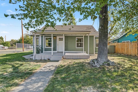 Photo of 714 Narregan Street, Medford, OR 97501 (MLS # 220229798)