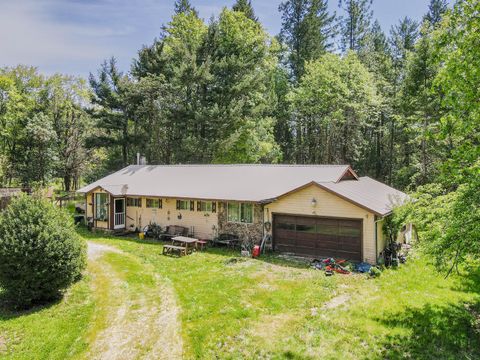 Photo of 565 N Old Stage Road, Cave Junction, OR 97523 (MLS # 220220186)