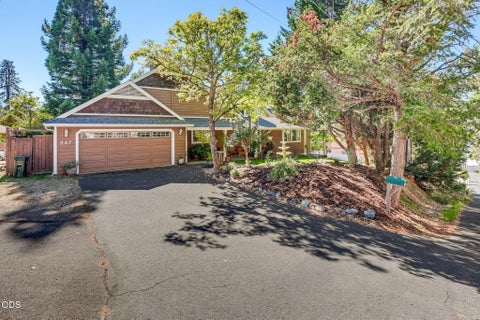 Photo of 247 SE Hill Top Drive, Grants Pass, OR 97527 (MLS # 220229569)