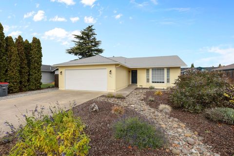 Photo of 908 Blossom Court, Medford, OR 97501 (MLS # 220211672)