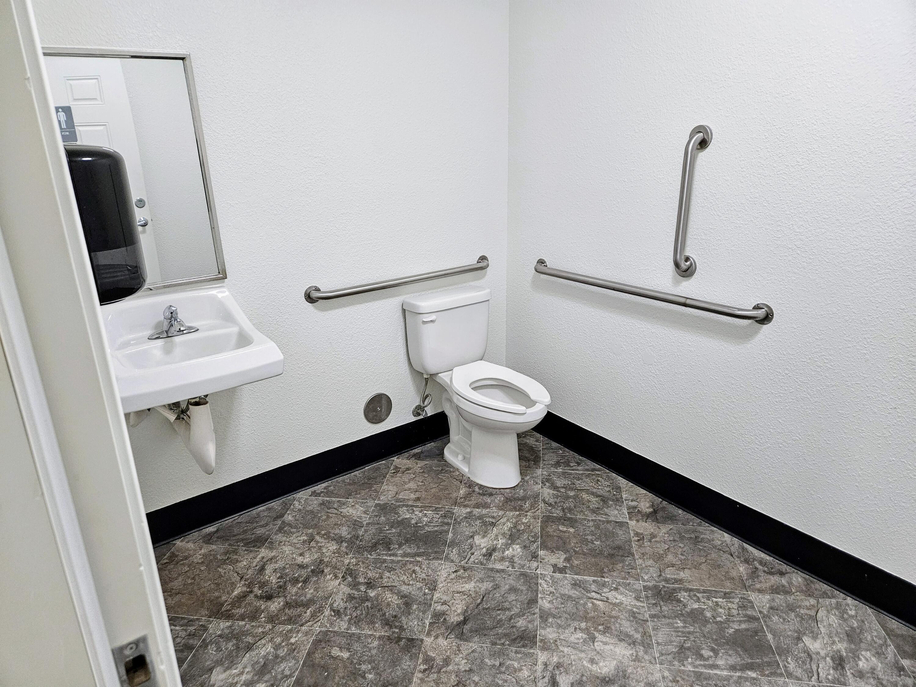 Main image without alt text