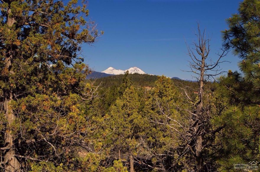 Easy-build 1 acre homesite in beautiful North Rim enjoys Cascade views and a private setting, with direct access to the Deschutes River Trail. Community includes gated entrances, 3 miles of walking paths, tennis court and park grounds, and fabulous lodge. Conveniently located on Bend's coveted west side and just minutes to downtown, the Old Mill District, and the area's recreational amenities.