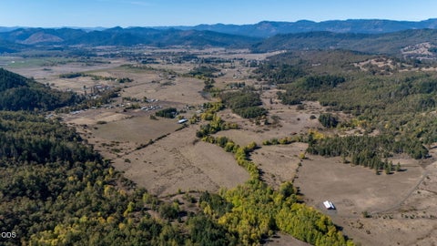 Photo of 5961 Lookingglass Road, Roseburg, OR 97471 (MLS # 220229586)
