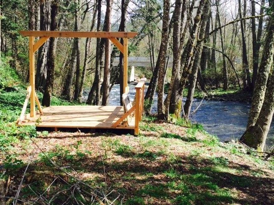 Amazing, remodeled home overlooking the West Fork of Williams Creek. Enjoy abudnant wildlife, while listening to the peacful sounds of the creek on your newly installed Trex deck or from the new deck on the bank. Recently remodeled, whole house wood laminate flooring, granite counter tops, new heat and air system, new pressure tank and septic system. The master suite includes 2 walk-in closets, large bathroom with tub and shower and gorgeous office/nature observation station. Artesian well with new electric pump and hand pump for power outages. Includes a small barn, tack room and corral area for a horse. The large dance studio over-looking the creek will have you dancing for joy! Could be an amazing VRBO or Bed & Breakfast.