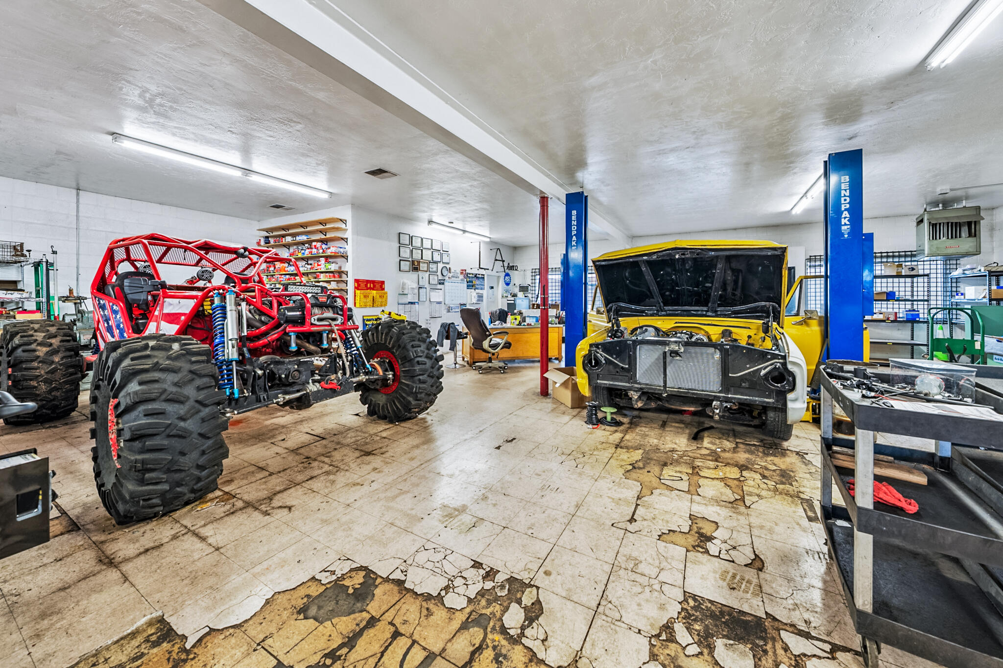 Main image without alt text