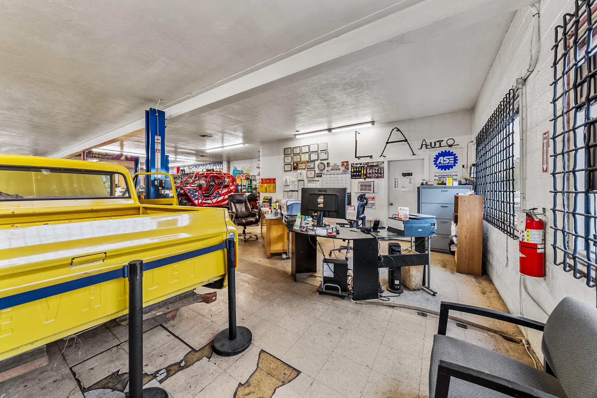 Main image without alt text