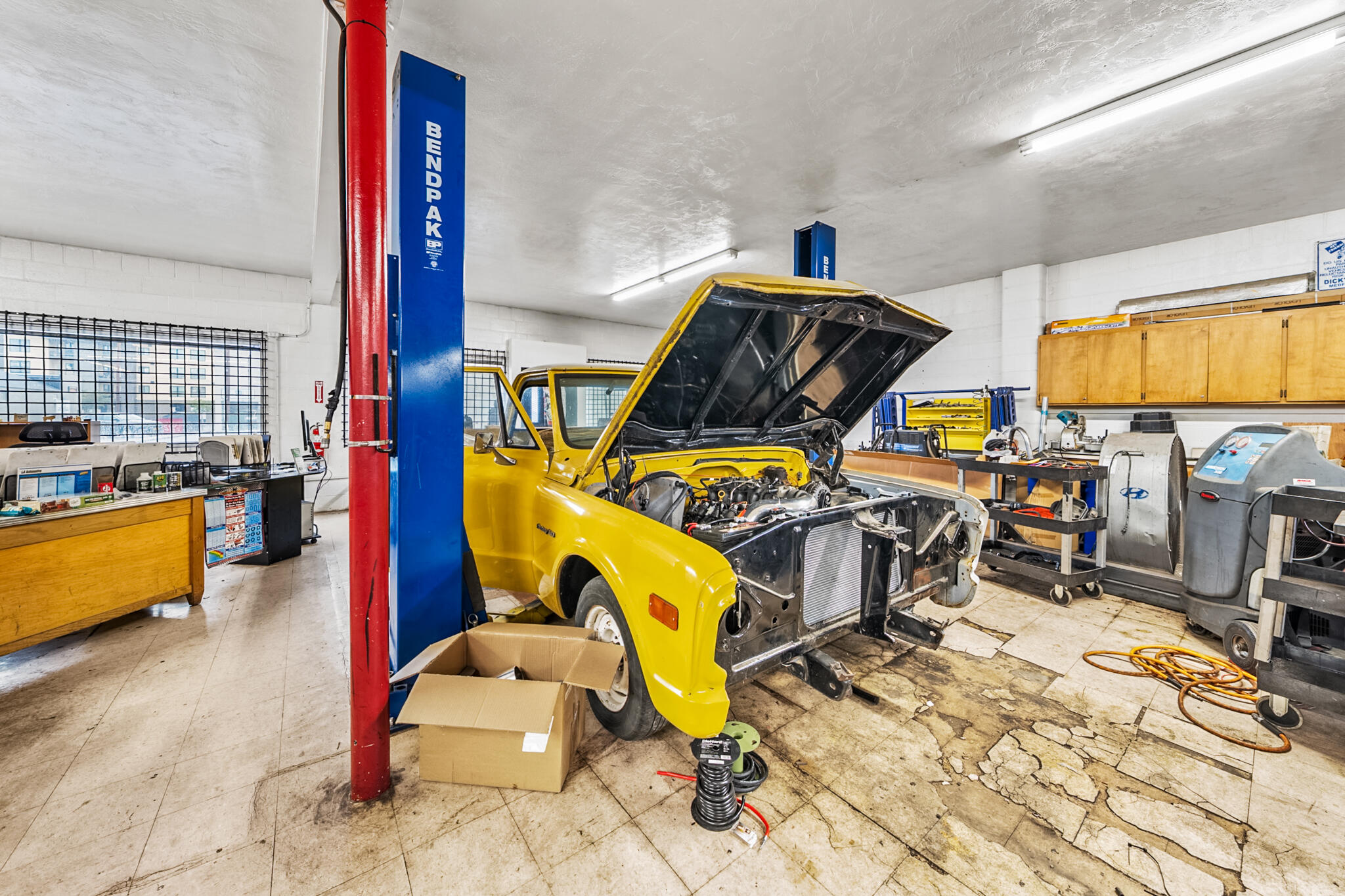 Main image without alt text