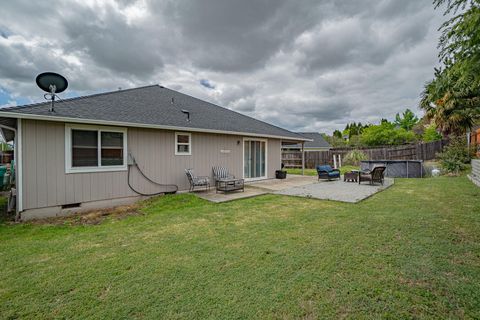 Tiny photo for 514 Coventry Court, Eagle Point, OR 97524 (MLS # 220220107)