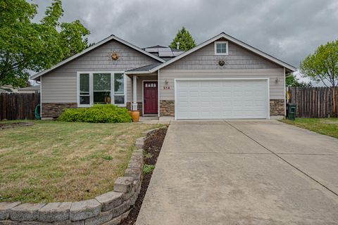 Photo of 514 Coventry Court, Eagle Point, OR 97524 (MLS # 220220107)
