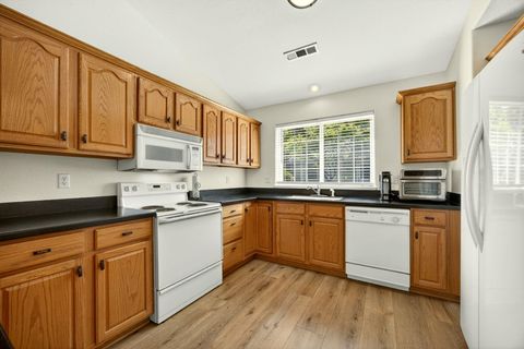 Tiny photo for 1224 N Modoc Avenue #33, Medford, OR 97504 (MLS # 220219333)