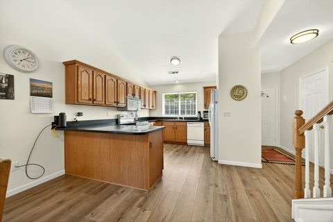 Tiny photo for 1224 N Modoc Avenue #33, Medford, OR 97504 (MLS # 220219333)