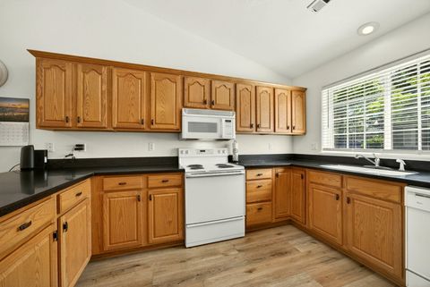 Tiny photo for 1224 N Modoc Avenue #33, Medford, OR 97504 (MLS # 220219333)