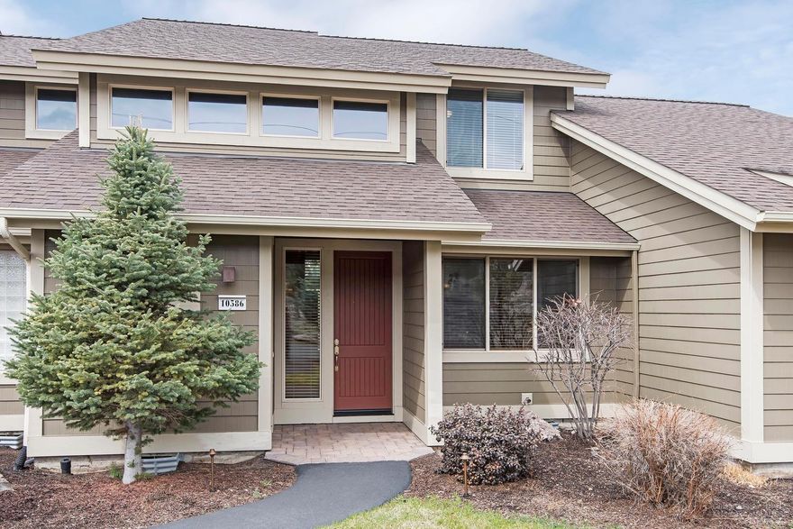 Beautiful Creekside townhome with newer kitchen appliances and granite counter tops. Great location with level entry and no steps to the front door. With 3 bedrooms and 2&1/2 baths there is room for everyone. Also has a loft that could be used for an office or extra sleeping area. Come and enjoy all that Eagle Crest has to offer, with 3 golf courses, multiple swimming pools with 1 huge indoor pool for year round use.There are indoor sports facilities for basketball, pickelball and tennis with workout rooms included.