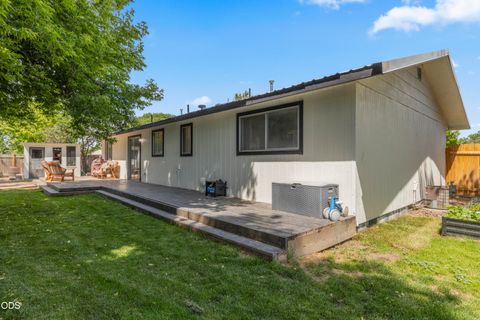 Tiny photo for 4912 Lorrayne Place, Klamath Falls, OR 97603 (MLS # 220224104)