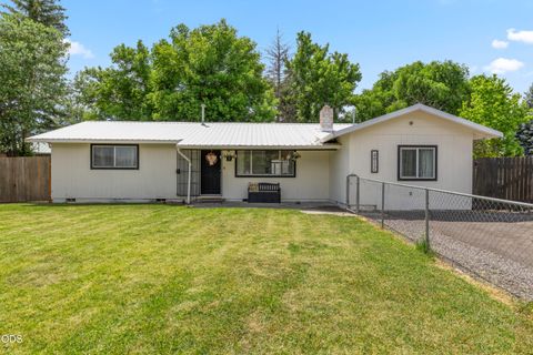Photo of 4912 Lorrayne Place, Klamath Falls, OR 97603 (MLS # 220224104)