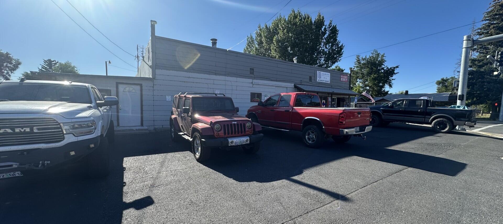 Main image without alt text