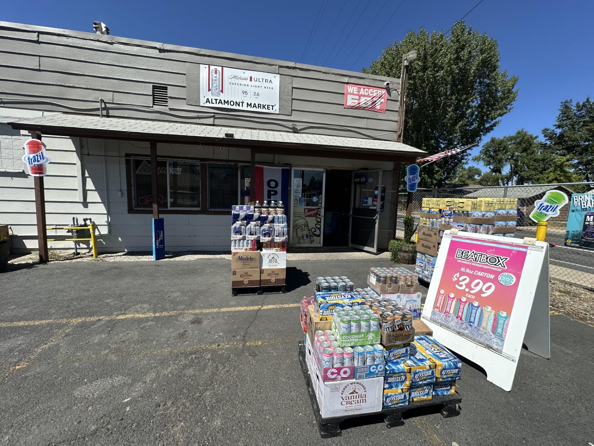 Main image without alt text