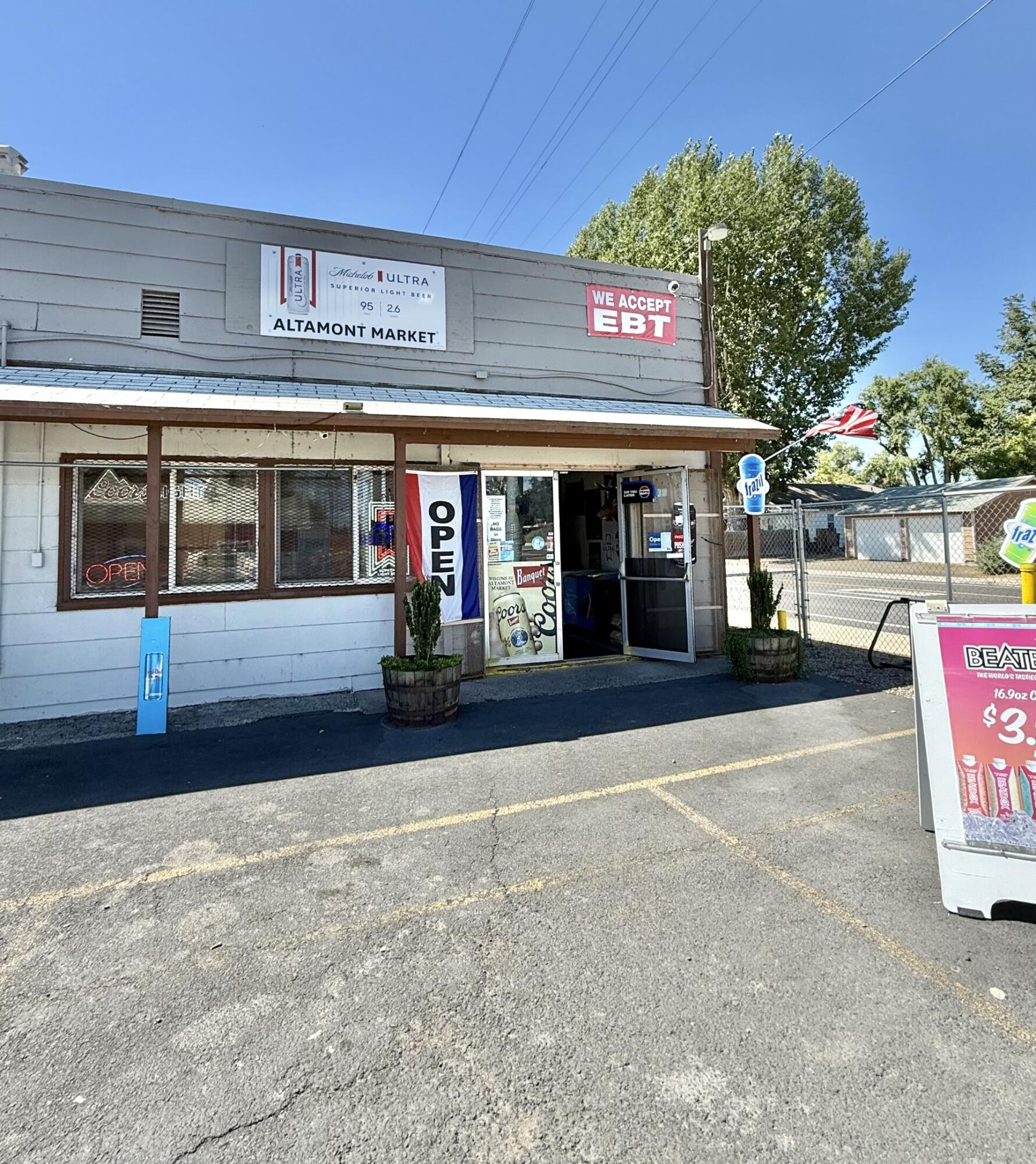 Main image without alt text