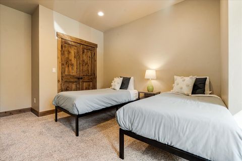 Tiny photo for 714 S Wrangler Court, Sisters, OR 97759 (MLS # 220215699)