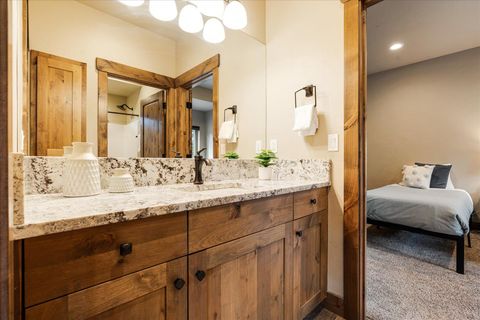 Tiny photo for 714 S Wrangler Court, Sisters, OR 97759 (MLS # 220215699)