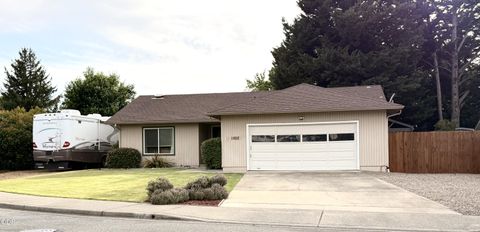 Photo of 1002 Angler Lane, Grants Pass, OR 97527 (MLS # 220224195)