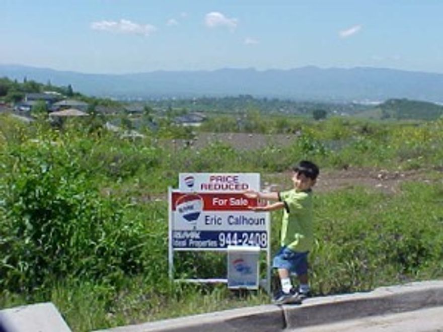 Large East Medford View lots. Priced to sell. All city services & ready to build. Seller will consider build to suit agreement.