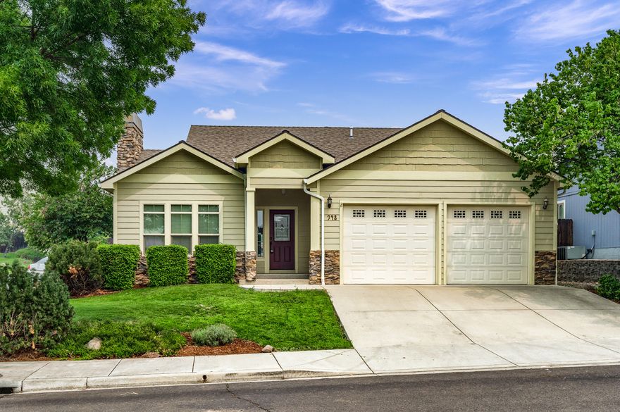 Corner lot with wraparound yard, 3 bedrooms, 2 full baths and a large master suite with soaking tub, double vanity, tiled shower and walk-in closet.  Interior was just painted, new carpet and flooring, living room with gas fireplace, family room, vaulted ceilings, covered patio, 2 car finished attatched garage, and mature landscape. Backyard has a short wood fence that according to the CC&R's could be raised to 6 foot height.  Buyer to perform and rely on their own due diligence.
Move-in ready!