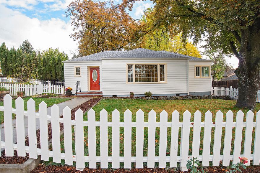 Classic Old E. Medford property with outstanding curb appeal welcomes you to tour the inside of this beautiful home. Full of charm & character this single level 3/2 offers a great floor plan with hardwood floors, vinyl windows, and all new interior paint. Lots of natural light brightens up the kitchen & b-fast nook area. Nice size bedrooms plus master en suite feels spacious and private. Central heat & AC throughout. Detached finished garage. Wonderful location and large lot provides unlimited potential! Home is vacant and ready for new owners to enjoy this years holiday season.