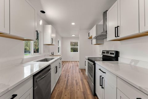 Tiny photo for 3237 De Woody Lane, Grants Pass, OR 97527 (MLS # 220217147)