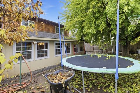 Tiny photo for 650 Sarah Lane, Eagle Point, OR 97524 (MLS # 220212003)