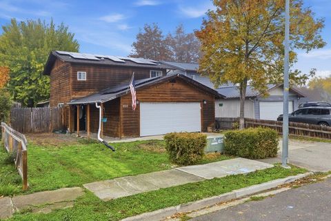 Photo of 650 Sarah Lane, Eagle Point, OR 97524 (MLS # 220212003)