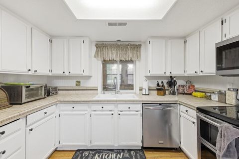 Tiny photo for 650 Sarah Lane, Eagle Point, OR 97524 (MLS # 220212003)