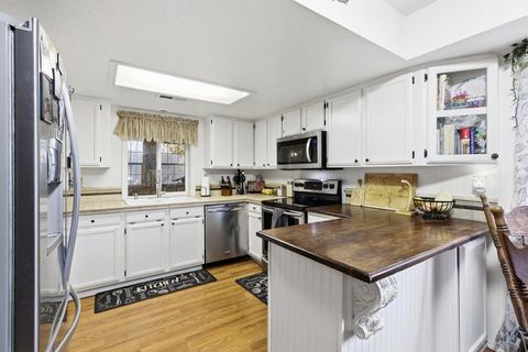 Tiny photo for 650 Sarah Lane, Eagle Point, OR 97524 (MLS # 220212003)