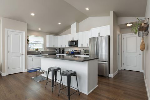 Tiny photo for 450 NE Oak Court, Redmond, OR 97756 (MLS # 220217790)