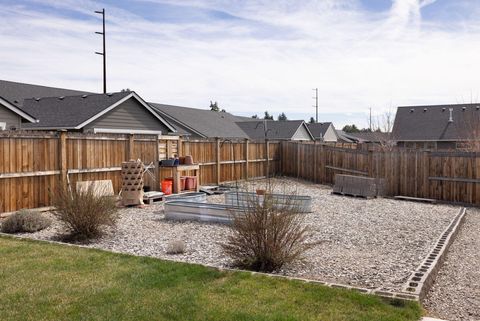 Tiny photo for 450 NE Oak Court, Redmond, OR 97756 (MLS # 220217790)