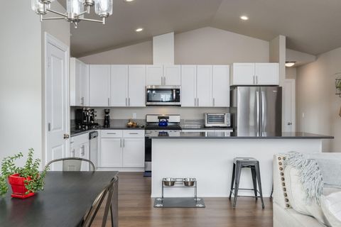 Tiny photo for 450 NE Oak Court, Redmond, OR 97756 (MLS # 220217790)