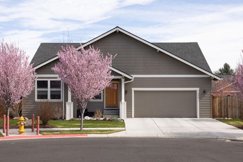 Tiny photo for 450 NE Oak Court, Redmond, OR 97756 (MLS # 220217790)