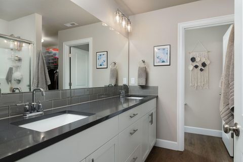 Tiny photo for 450 NE Oak Court, Redmond, OR 97756 (MLS # 220217790)