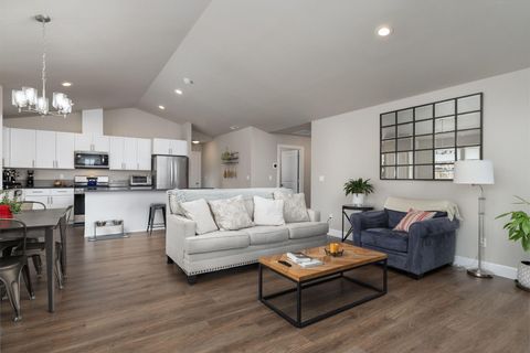 Tiny photo for 450 NE Oak Court, Redmond, OR 97756 (MLS # 220217790)