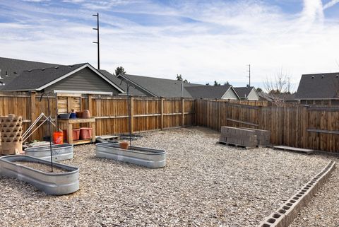 Tiny photo for 450 NE Oak Court, Redmond, OR 97756 (MLS # 220217790)