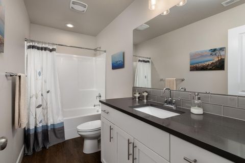 Tiny photo for 450 NE Oak Court, Redmond, OR 97756 (MLS # 220217790)