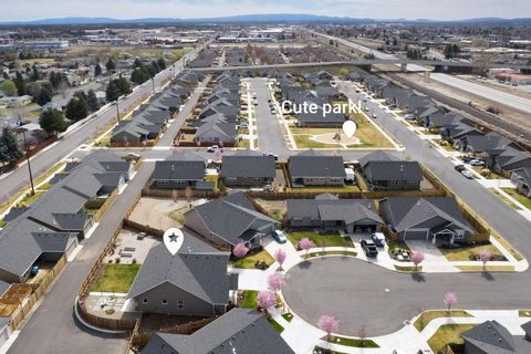 Tiny photo for 450 NE Oak Court, Redmond, OR 97756 (MLS # 220217790)