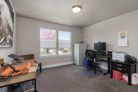 Tiny photo for 450 NE Oak Court, Redmond, OR 97756 (MLS # 220217790)
