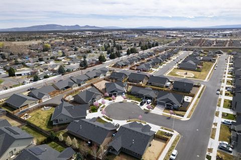 Tiny photo for 450 NE Oak Court, Redmond, OR 97756 (MLS # 220217790)