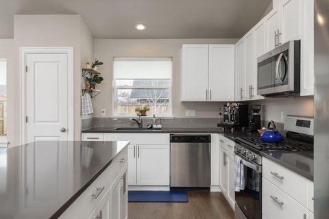 Tiny photo for 450 NE Oak Court, Redmond, OR 97756 (MLS # 220217790)