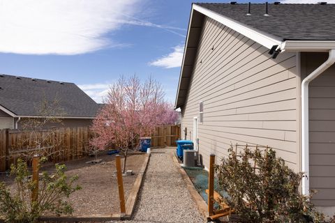 Tiny photo for 450 NE Oak Court, Redmond, OR 97756 (MLS # 220217790)